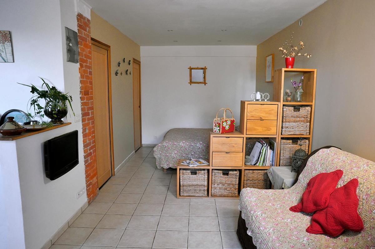 Bed And Breakfast La Maison De Nathalie Les Mayons Bagian luar foto