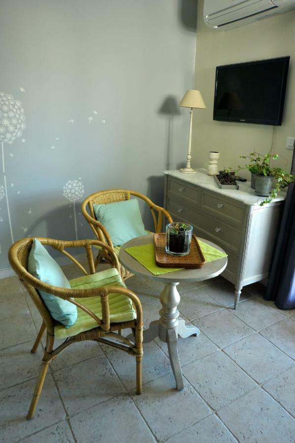 Bed And Breakfast La Maison De Nathalie Les Mayons Bagian luar foto